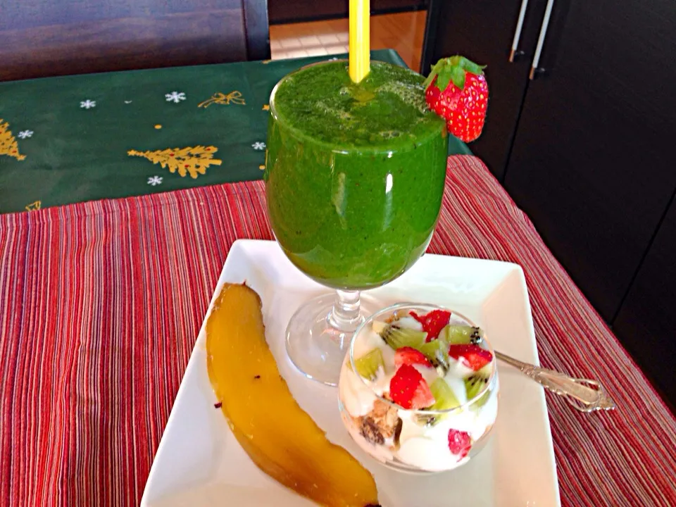 Green smoothie & fruit granola yoghurt|viviさん