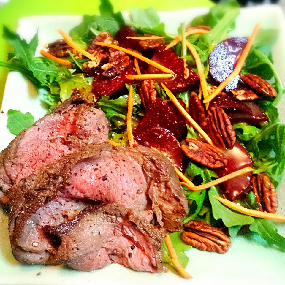 Beef roast + wild arugula salad with organic beets, roasted pecans, carrots, and tangerine no-oil vinaigrette|Kompeito_cooksさん