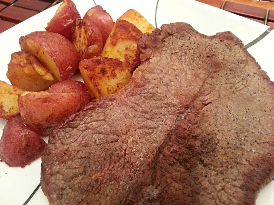 Steak with Crispy Spiced Potatoes|Melissa Marie Hallさん