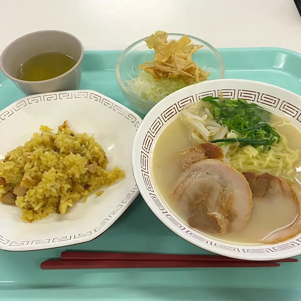 Snapdishの料理写真:豚骨ラーメン、カレー炒飯|maixx ใหม่さん