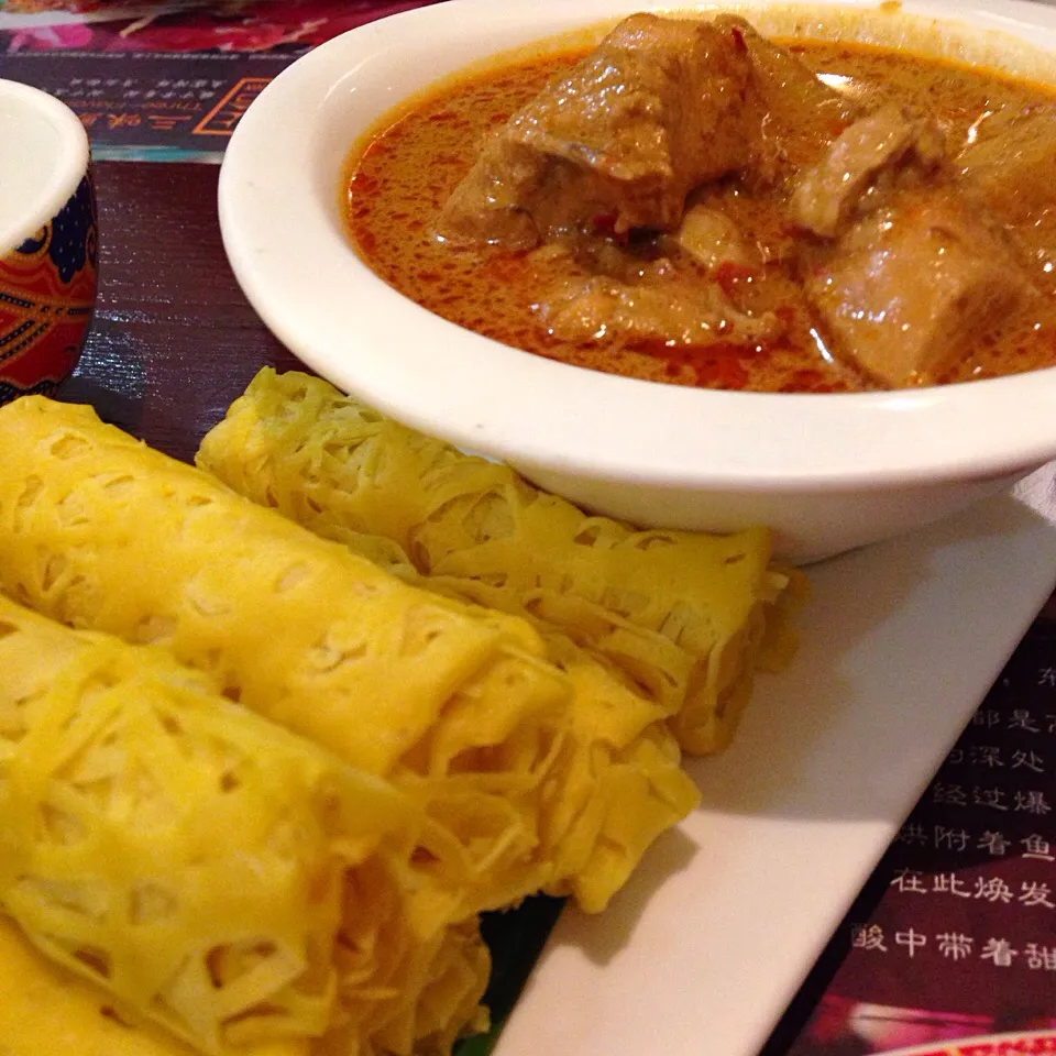 Snapdishの料理写真:Roti Jala with curry sauce|izoomさん