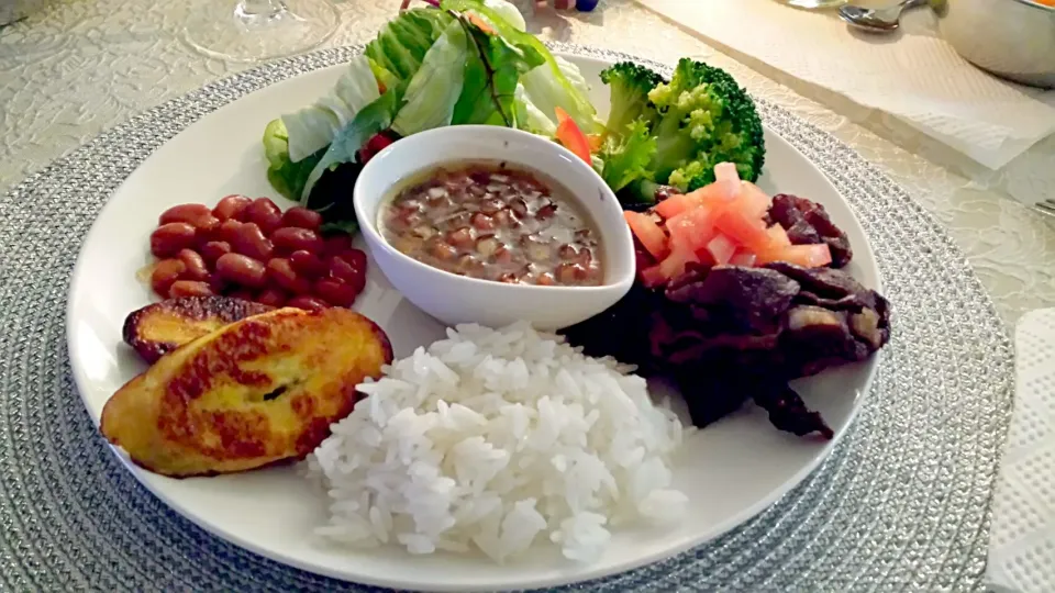 牛肉をただ焼いただけに真ん中のバルサミコソース－付けて食べると最高でした。それとフライドバナナにフリフォーレスは南米特有の食べ物。細長いタイ米は辛いオリジナルサルサとトマトで格別です。bon appetit.|Saito  Iwaoさん