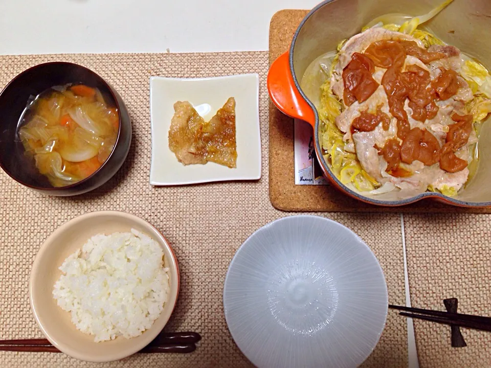 豚と白菜の梅肉蒸し 鶏皮のパリパリ焼き 味噌汁|にゃろめさん