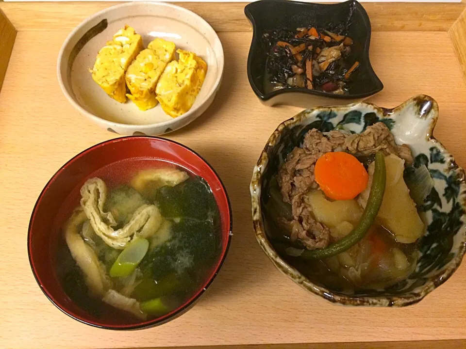 肉じゃが、ヒジキ煮、卵焼き、ワカメとネギの味噌汁|Yuki Kamogawaさん