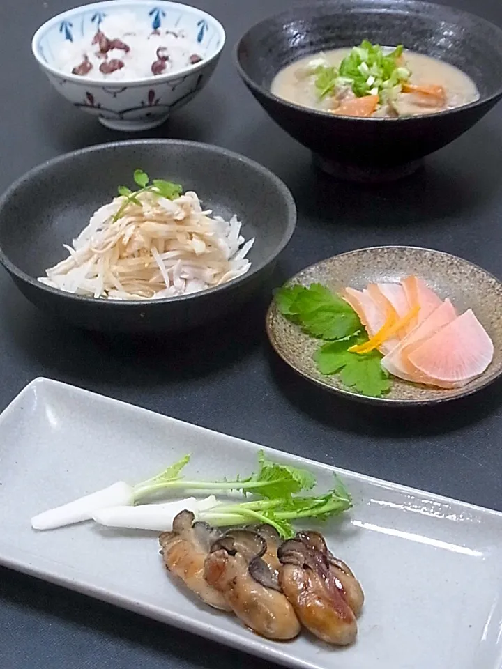 今晩は、牡蠣の味噌漬け焼き、サーモンの大根サンド、鳥はむと大根の胡麻和え、粕汁、小豆ご飯

今日は日本中が凍える寒さ。完全OFFだったので家にこもる事にして、結局一歩も出ず。
牡蠣も鶏もサーモンも漬けてあったので、これらで三品オッケー(-_^)

昨日の小豆の残りであんこを作って、おやつを食べながら色々やっつけて、換気|akazawa3さん