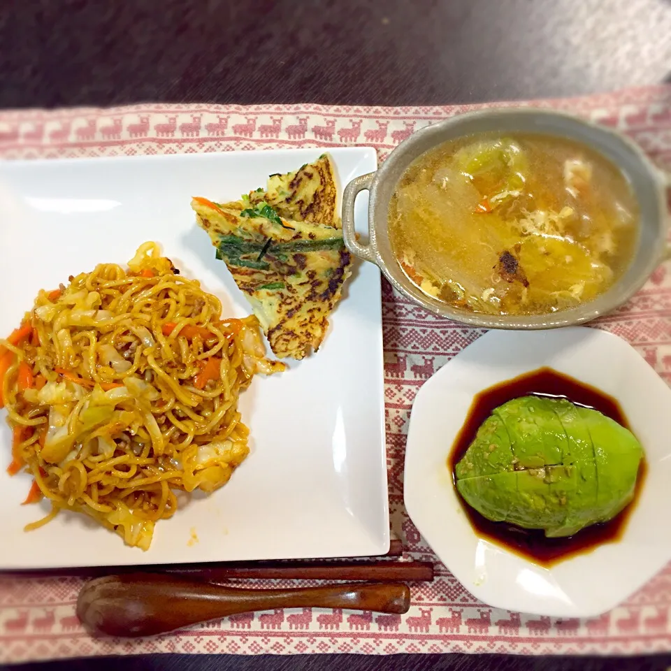 Snapdishの料理写真:タイ風焼きそば  アボカドわさび醤油  白菜スープ|2boy mamさん