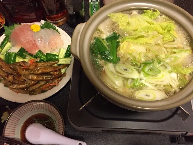 野菜たっぷり湯豆腐、鮪と的鯛のお刺身、塩もみキュウリ、わかさぎの南蛮漬け❗️꒰#'ω`#꒱੭✨|サソリさん