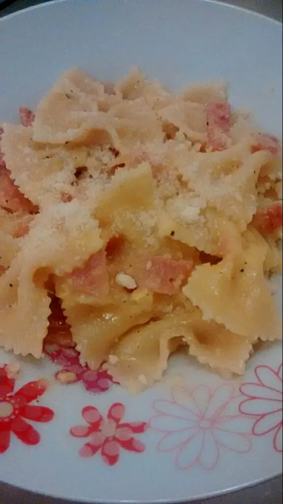 made Carbonara with Parmesan and pecorino cheese (lots of it), eggs and dash of black pepper. substitute pancetta with mixed ham...|Emily Tanさん