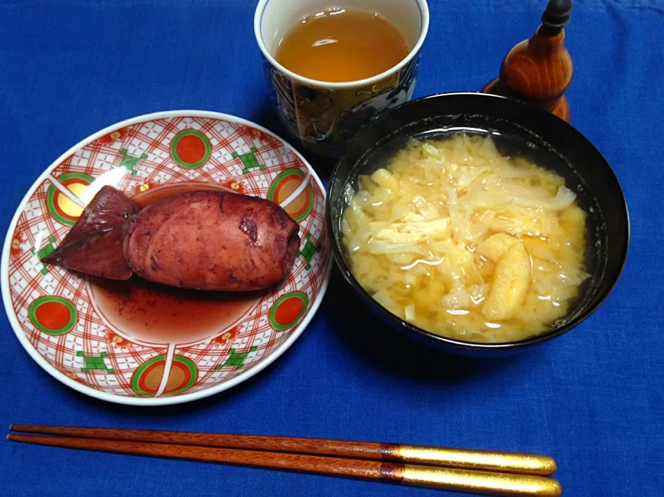 Snapdishの料理写真:「セコムの食」でお取り寄せしたいか飯。分厚いのに柔らかい身、臭みのない、おいしいイカの香りと、染み込んだ味、もっちもちのご飯。油揚げとキャベツの味噌汁に、加賀棒茶を添えていただきました。|Keiko Moritaさん