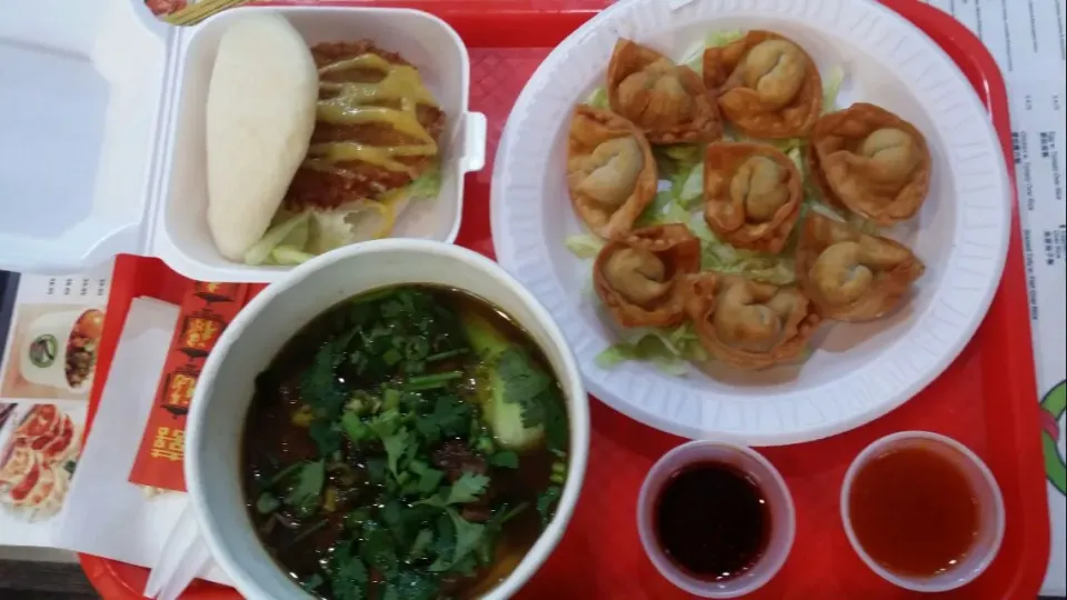 Out for lunch in the big Apple  Manhattan New York. Having Crispy Chicken Bao, Dumplings with chilli sauce, taiwanese beef noodles soup|Frank Ortizさん