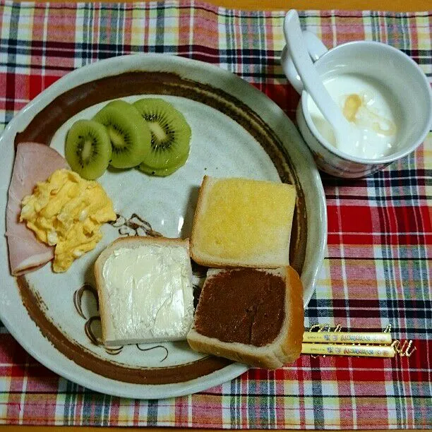 ぼっちゃんの朝食☕🍞🌄|ふみぃさん