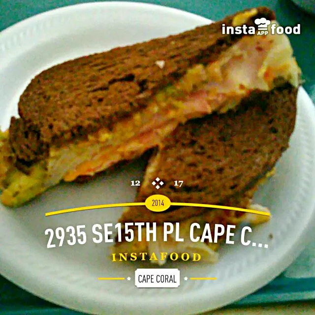 Ham Turkey cheese and Avacodo on pumpernickle rye #instafoodapp #instagood #goodeats #homecook|christl babcockさん