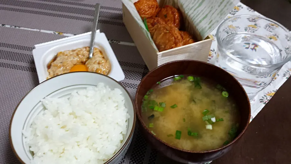 玉ねぎ揚げとごぼう揚げ、納豆玉子(うずら)、しじみのお味噌汁～♪|三宅章人  Akihito Miyakeさん