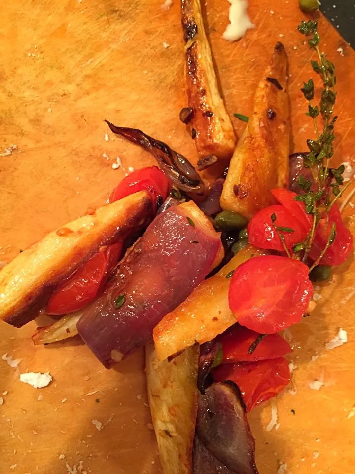 roasted parsnips with red onion and cherry tomatoes|Matthew Cashenさん