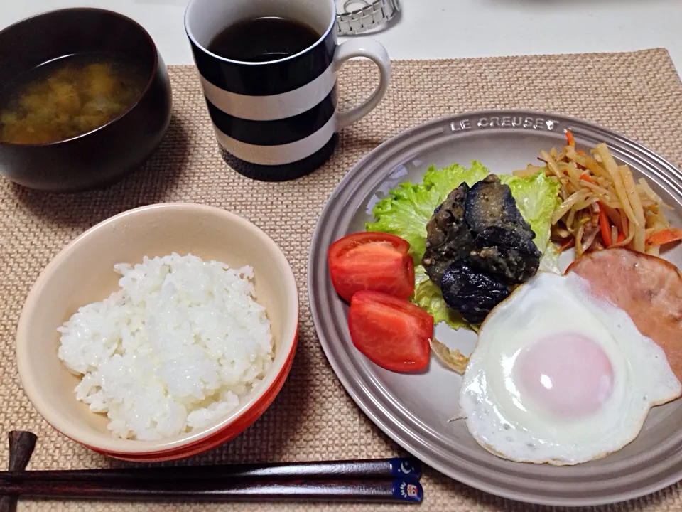 ハムエッグ 茄子のしぎ焼き じゃがいも人参もやしのコンソメマヨ炒め ごぼう野菜あおさの味噌汁 珈琲|にゃろめさん