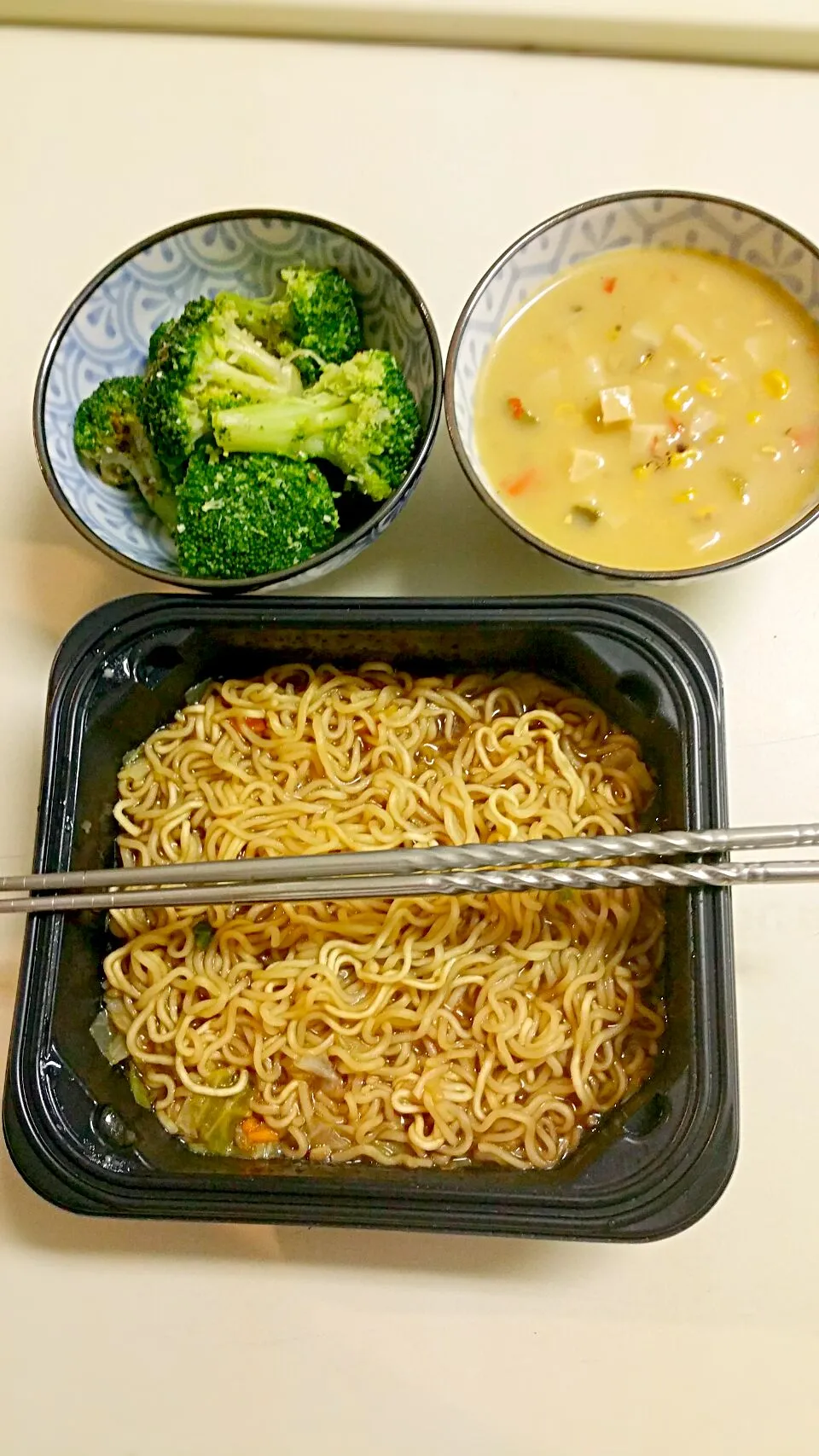 Snapdishの料理写真:Steamed broccoli seasoned in cayenne pepper, corn chowder, and instant yakisoba noodles|ceciliaさん