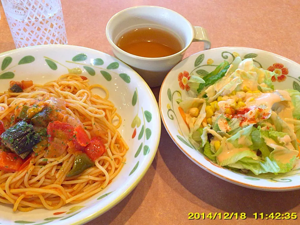 Snapdishの料理写真:今日のランチは、彩り野菜のトマトソース・スパゲティです。(^-^)/|尾久由さん