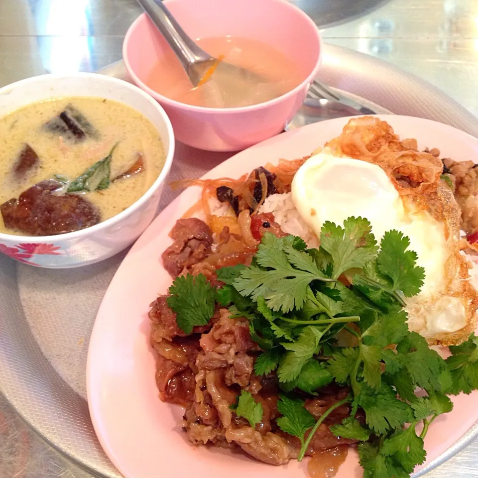 ムー・トート・ガディアムとグリーンカレーとガパオごはん＋目玉焼@泉州屋タイ食堂(芝大門)|塩豚骨さん