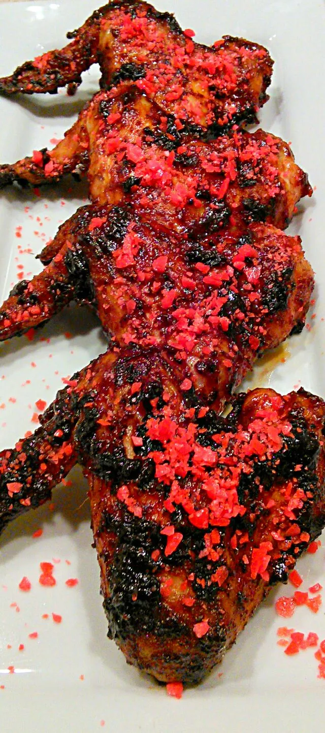 Pop Rock wings! Chipotle rub smoked over apple wood with a sour cherry bbq glaze and topped with watermelon Pop Rocks.|travis baeumelさん