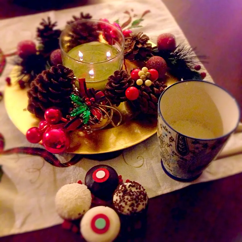 Nothing says Christmas more than cold milk and cookies, in this case mini cup cakes!|Peymaneh Hさん