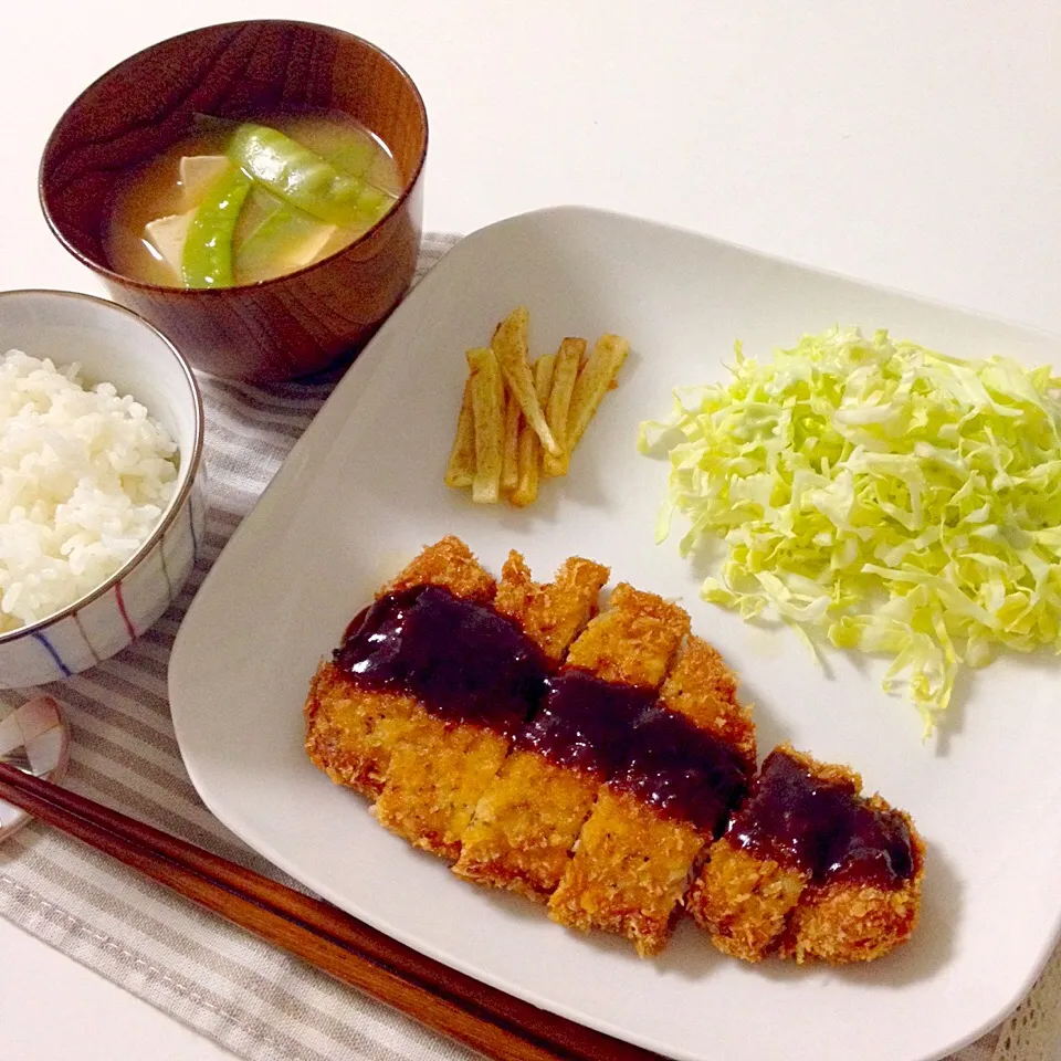 名古屋風味噌カツ・フライドポテト・キャベツ・お味噌汁(絹さや×豆腐)|Accaさん