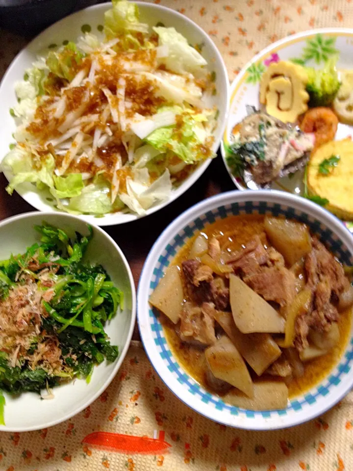 牛筋肉と蒟蒻の味噌煮込み ほうれん草のお浸し 玉葱ドレッシングかけサラダ 頂いたお惣菜|掛谷節子さん