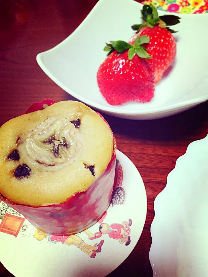 Snapdishの料理写真:Banana peanut butter and chocochips cupcake and strawberries|Laarni Nabongさん