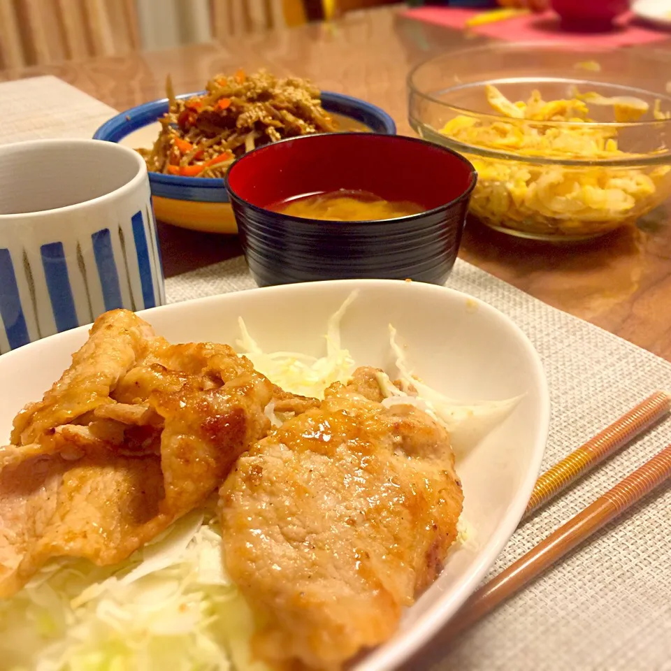 生姜焼き丼ですよ〜。お野菜も食べてねー。ムスメ、伝染性紅斑でした。もう大丈夫。|tomoさん