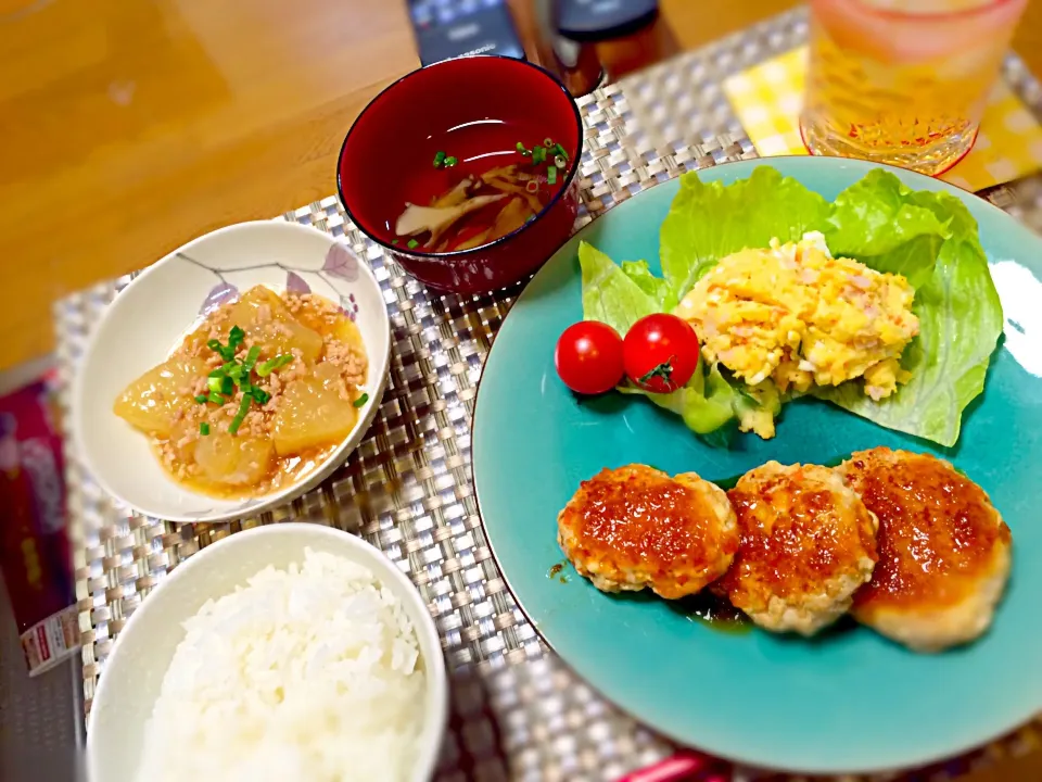 Snapdishの料理写真:豆腐ハンバーグ、ポテトサラダ、大根とひき肉の煮物、舞茸のお吸い物♡|るな♡さん