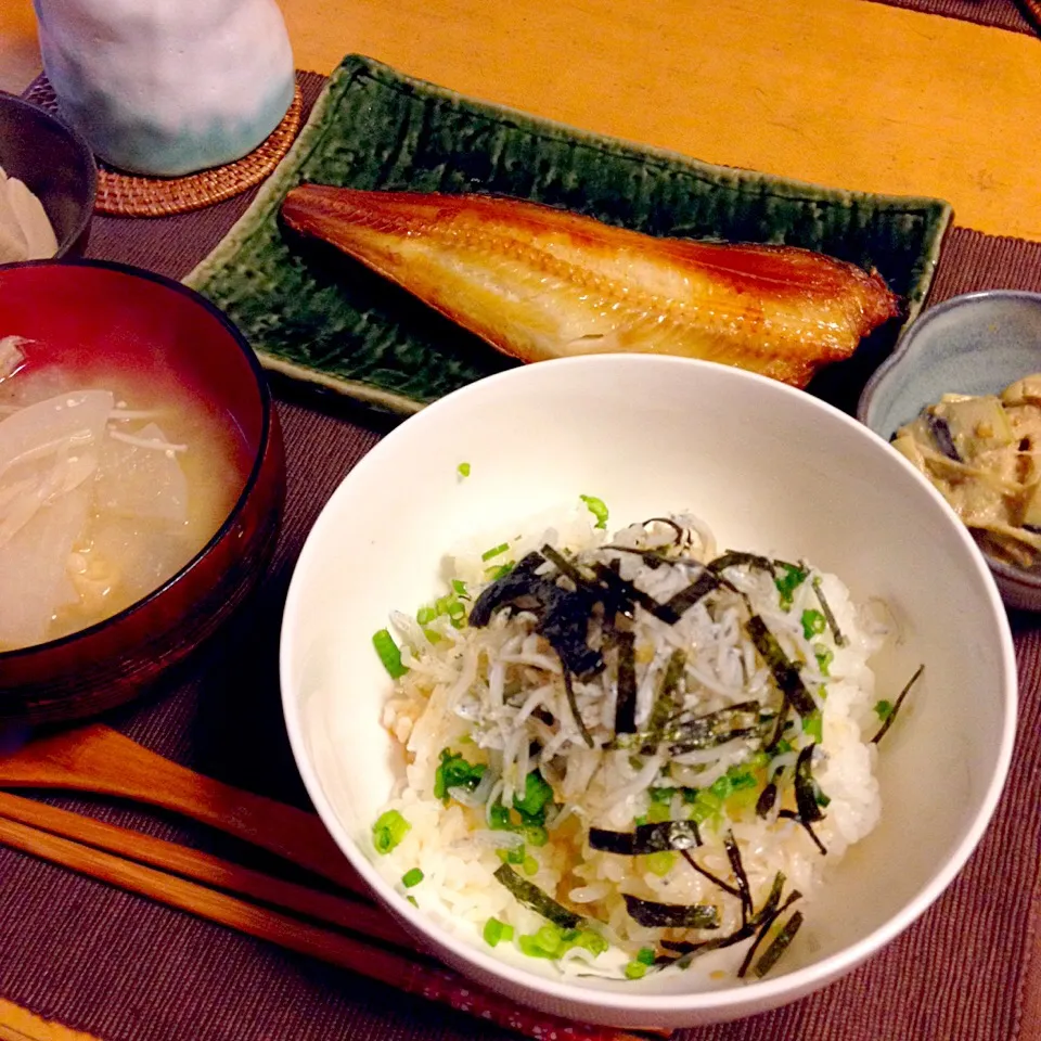 今日のご飯はいただいたちりめん丼がメインです|みっちょさん