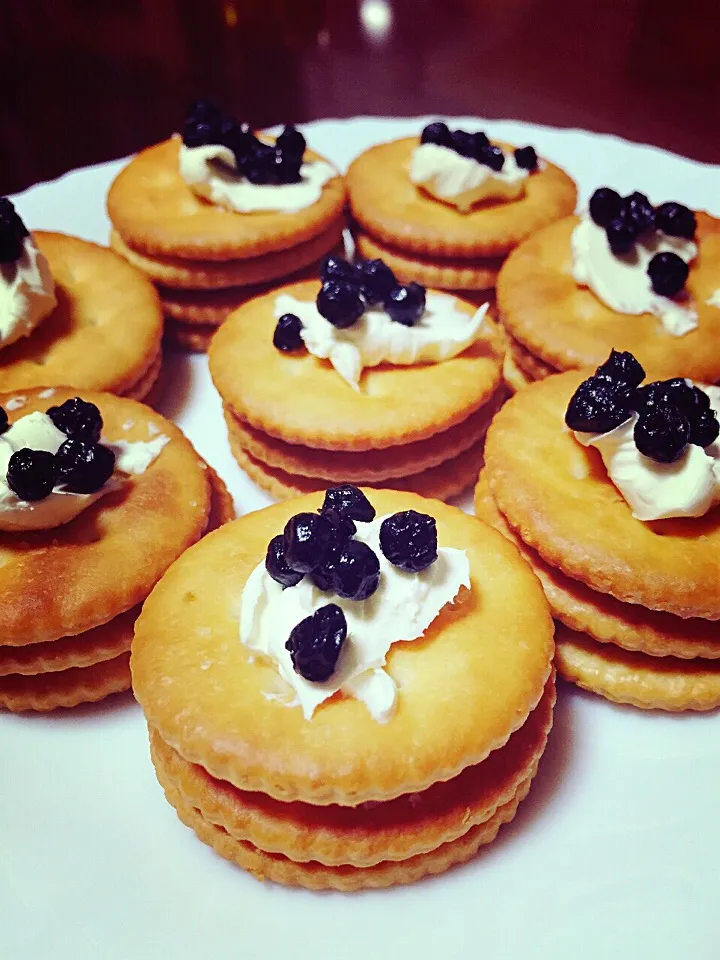 Biscuits with creamcheese and blueberries|Laarni Nabongさん