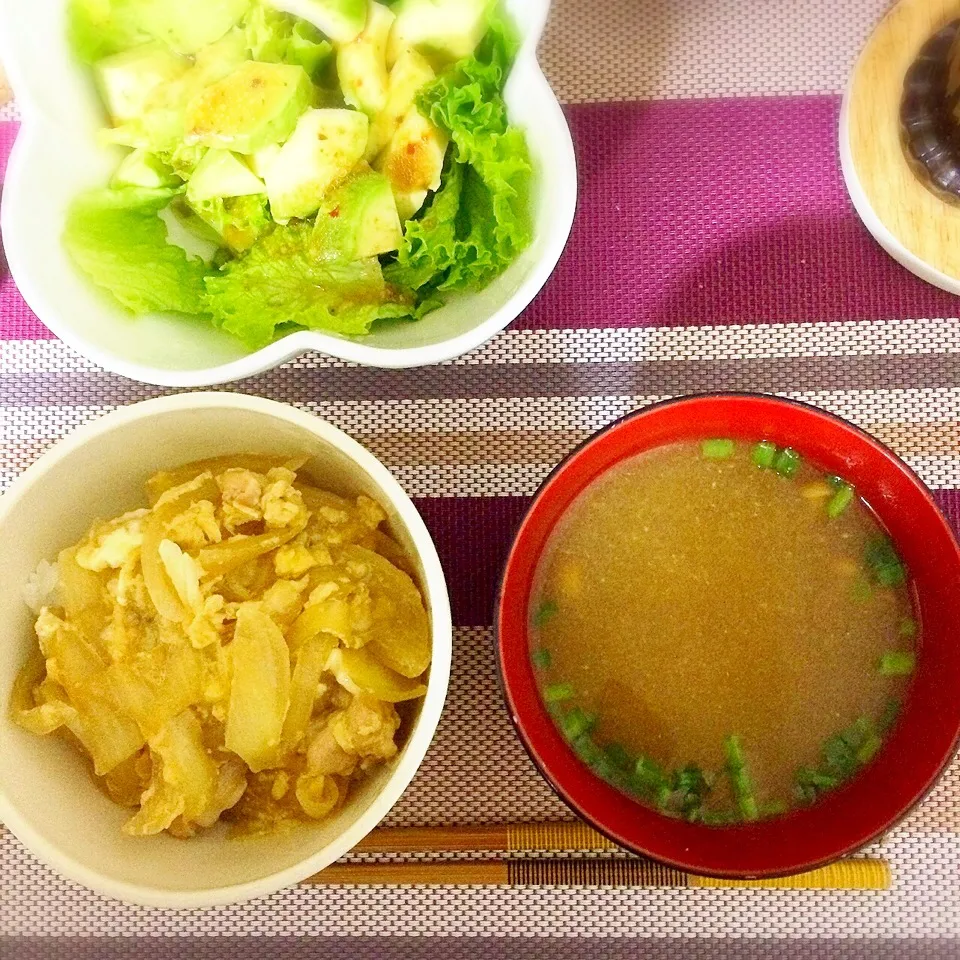 Snapdishの料理写真:親子丼となめこの味噌汁|MIUさん