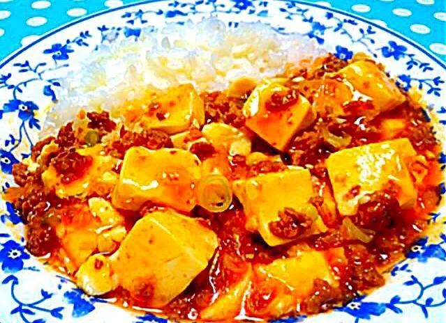 Snapdishの料理写真:辛口麻婆豆腐の素とライス ( Spicy Ma-bo doufu on rice )😋✨|Liezlさん