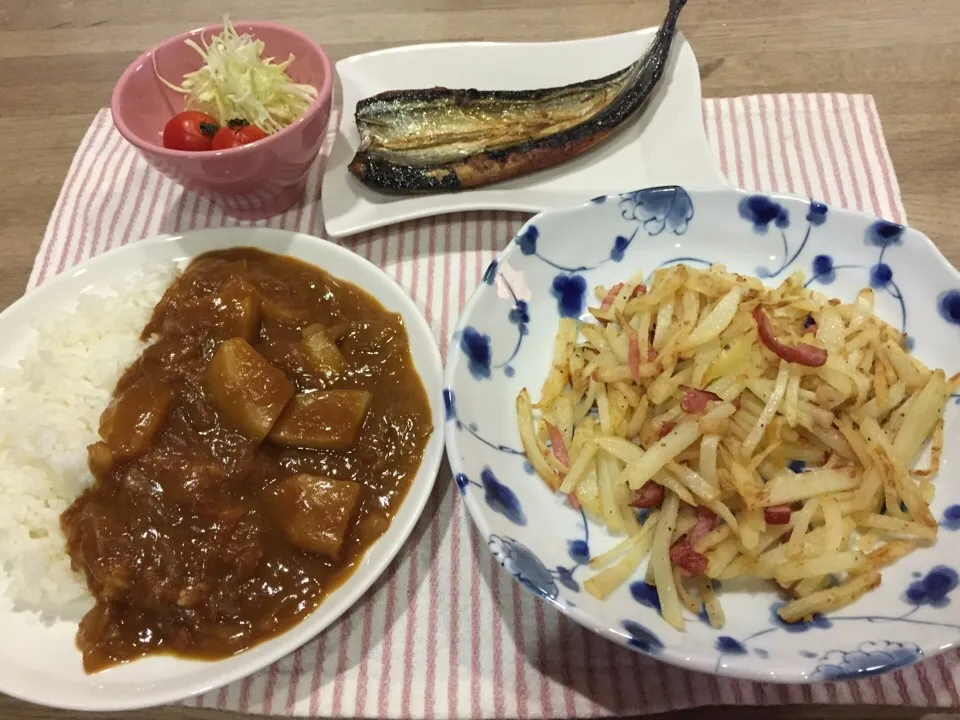 カレーライス・ジャガイモとベーコンのカリカリ焼き・サンマの開き・ミニサラダ|まーままさん