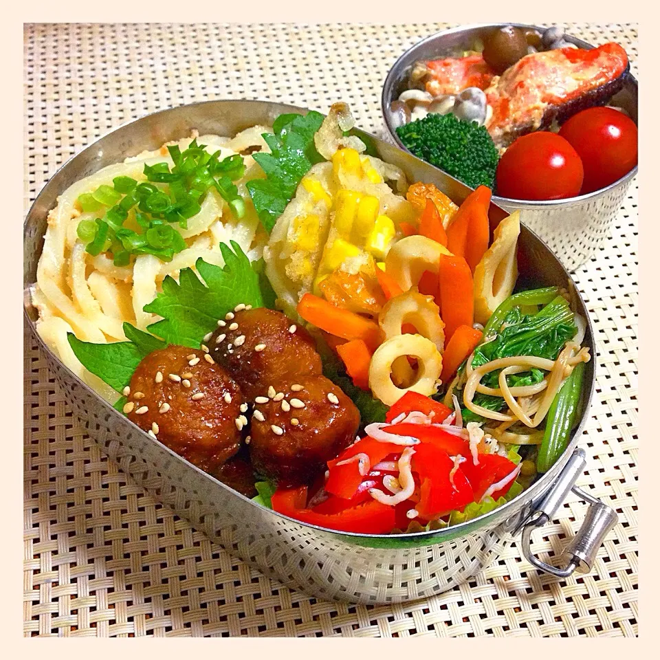 たらこバターうどん／肉団子の照り焼き／コーンと玉ねぎのかき揚げ／ちくわとにんじんの麺つゆ炒め／赤ピーマンとしらすの柚子胡椒和え／小松菜とえのきのお浸し／鮭としめじのマヨソテー／ミニトマトとブロッコリー|mogwaiさん