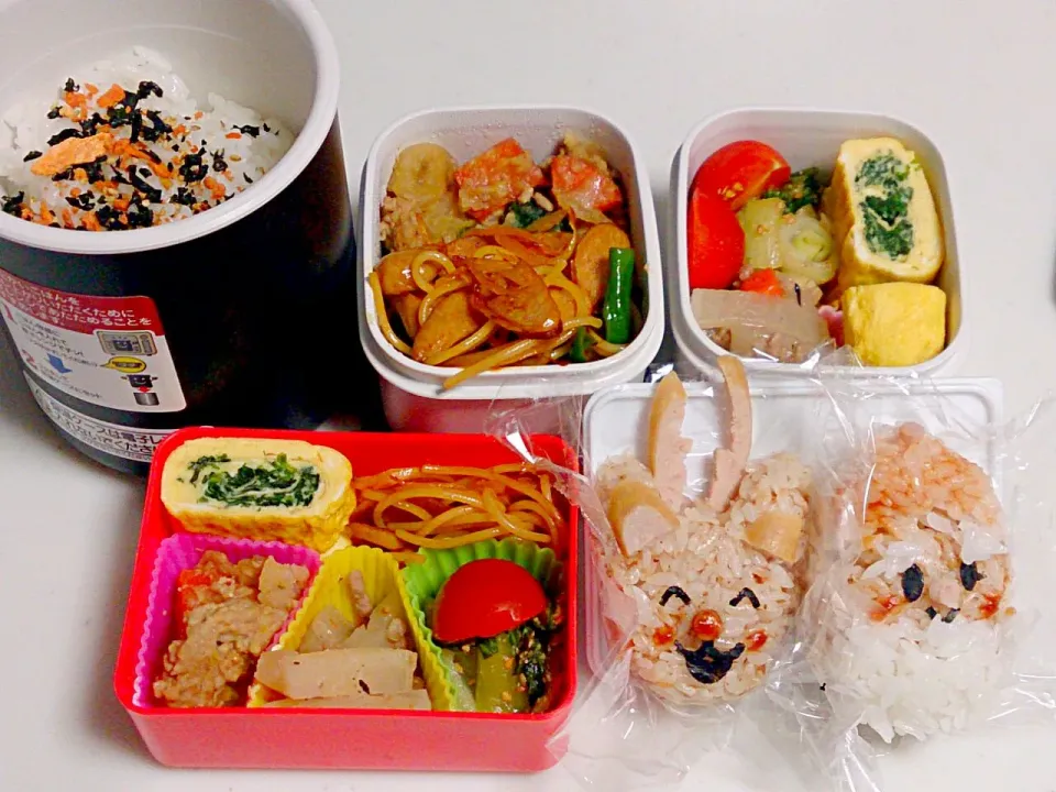 Snapdishの料理写真:幼稚園娘と、夫のお弁当。一応…トナカイとサンタのつもりオニギリと、合挽き肉大根、ほうれん草卵焼き等。|やよさん