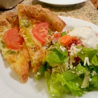 #greek #chicken #pizza with #homemade #WhiteSauce and a big ole #salad|Robert Schwabさん