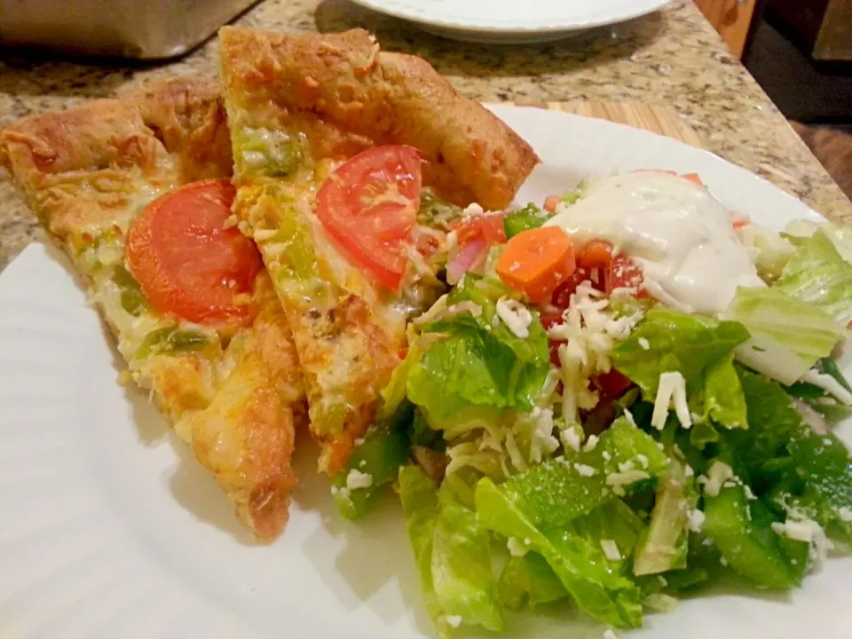 #greek #chicken #pizza with #homemade #WhiteSauce and a big ole #salad|Robert Schwabさん