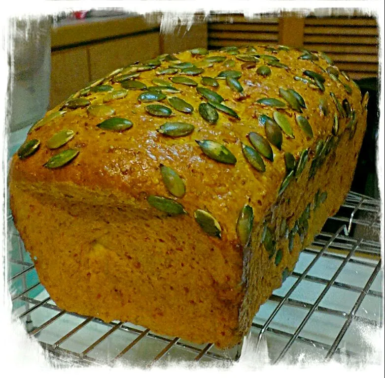 Wholemeal bread loaf with pumpkin seeds|Cindyさん