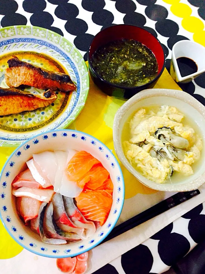 Snapdishの料理写真:お魚Day♪  海鮮丼、あおさと玉ねぎの味噌汁、牡蠣の卵とじ、ブリの照り焼き。|tommyさん