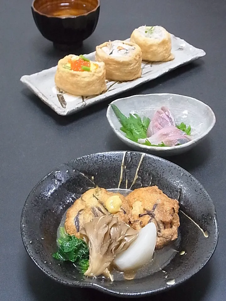 今晩は、飛龍頭の含め煮 海老 木耳 銀杏 その他 青菜 辛子、つばすの昆布締め、いなり寿司、茸の味噌汁  飛龍頭は関東ではがんもどき。揚げたても美味しいですが、煮汁をたっぷり吸った含め煮はしみじみと美味しいものです。大和芋のおかげで なめらかな口当たり。  龍のウロコに見立てる百合根は今日は無し。でも昨日の筑前煮の残り|akazawa3さん