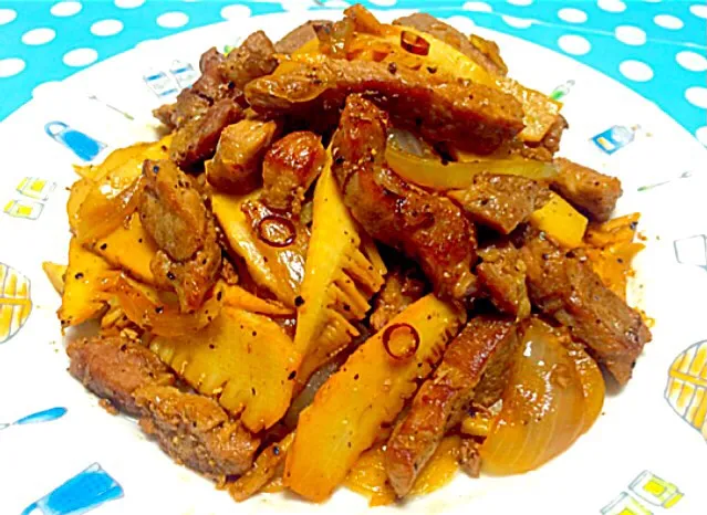 Snapdishの料理写真:豚肉とタケノコの炒め物 - Pork & bamboo shoot fried in garlic, onion, pepper & soy sauce 😋✨|Liezlさん