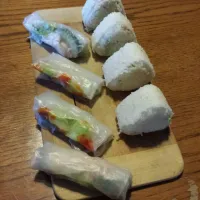 Tuna avocadi onigiri and rice papers rolls|Amandaさん