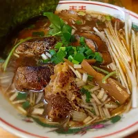 Snapdishの料理写真:醤油ら〜めんにチャーシューのせ。麺はハーフですが、バラ軟骨をオマケに貰ってお腹いっぱい。|やまぴょんさん