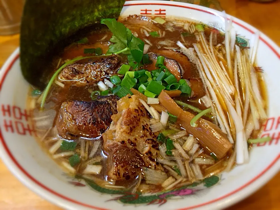 醤油ら〜めんにチャーシューのせ。麺はハーフですが、バラ軟骨をオマケに貰ってお腹いっぱい。|やまぴょんさん