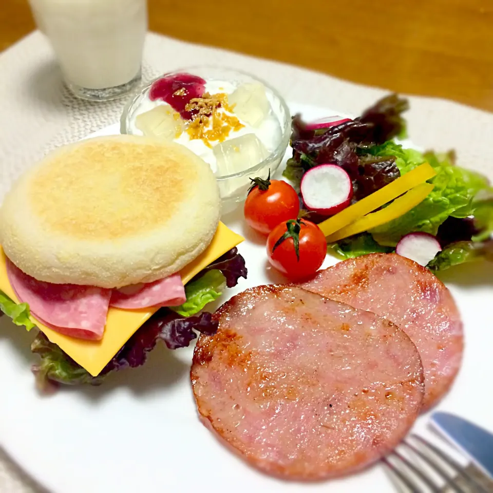 ハムチーズマフィン朝食♡|🍎ゆかりんご🍎さん