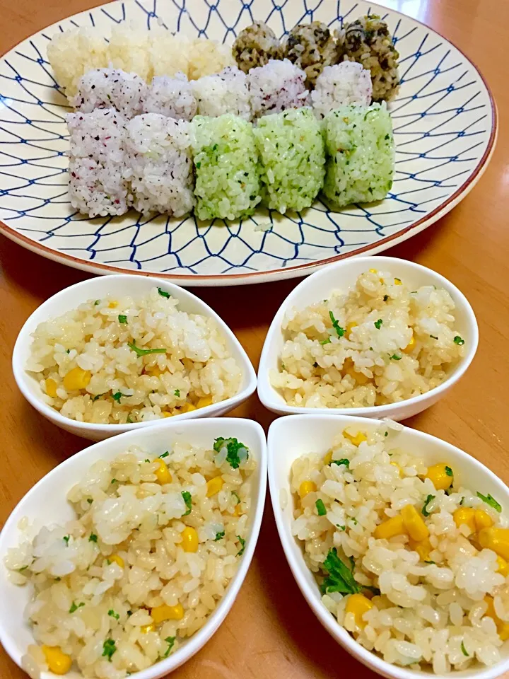 彩りおにぎり♪朝ご飯。握れなかったバター醤油ご飯♪|ふみぃさん