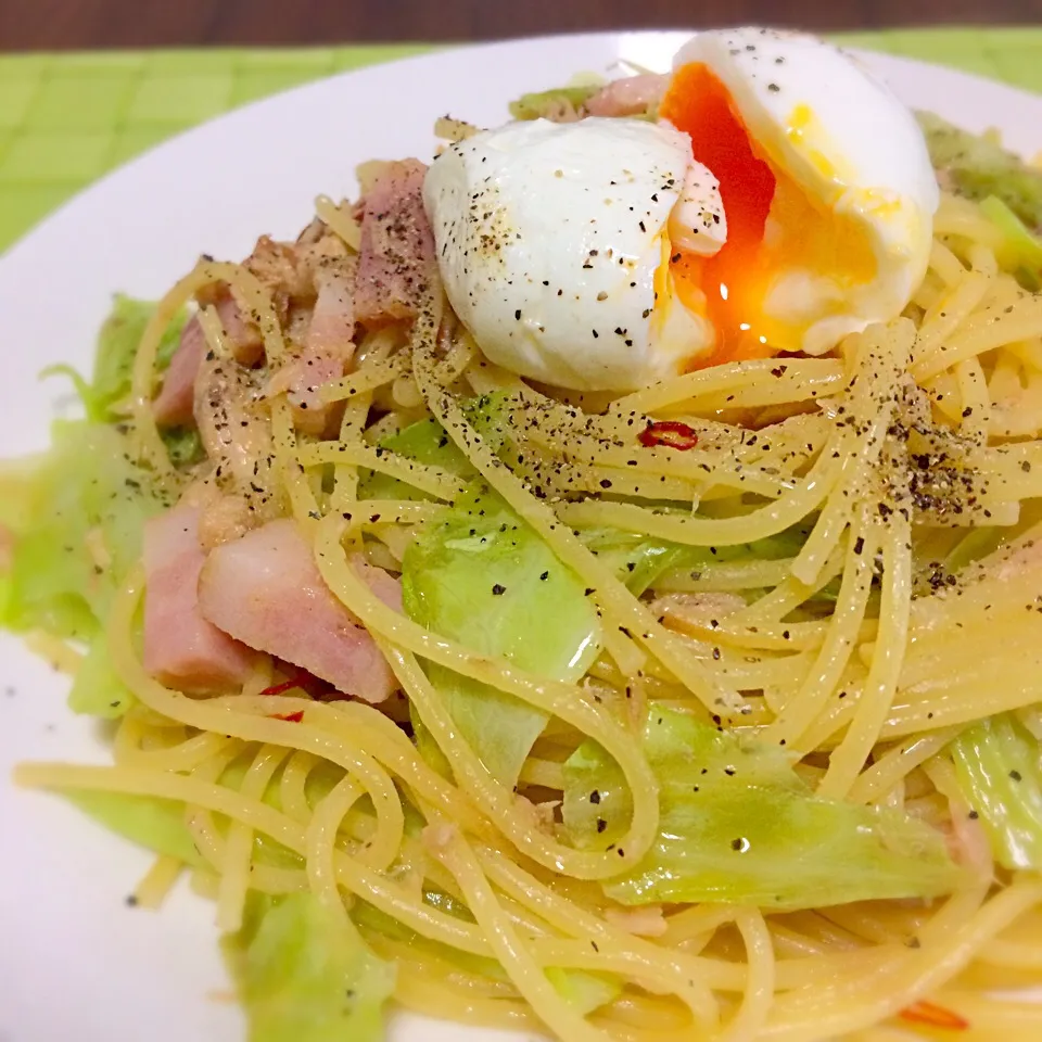 キャベツとツナとベーコンのパスタ（トロトロたまごのっけ）|Koichi GOGOさん