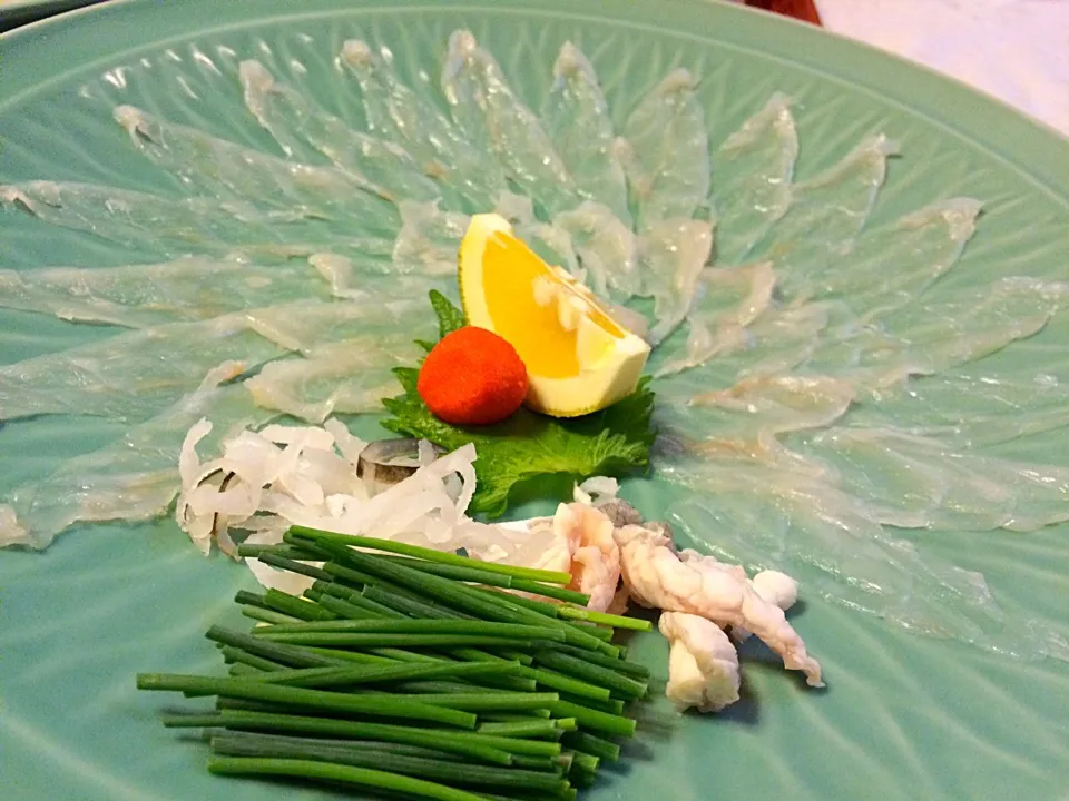 フグをいただいております。 こんなに食べて…バチが当たらないか心配です。(´Д` )|食キングさん