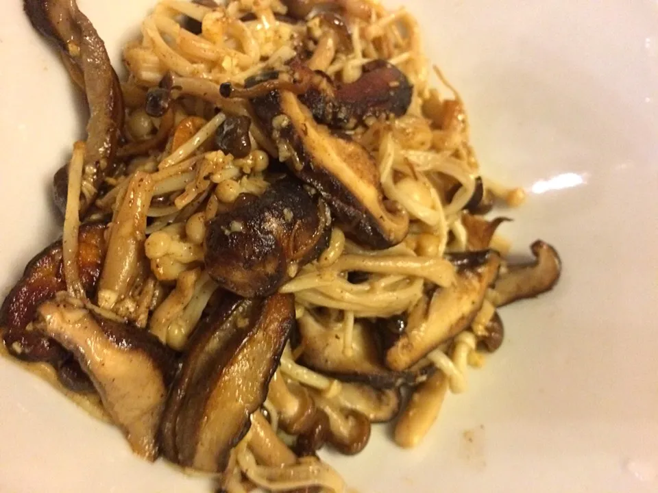 Assorted mushrooms fried in butter with garlic|Ong Sor Fernさん